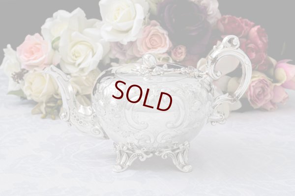 画像2: アンティークシルバー、アンティーク銀器　シルバープレート製　ヴィクトリア時代中期　ヴィクトリアンロココスタイル　手彫り打ち出し　ティーポット