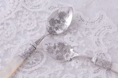 画像4: アンティークシルバー、アンティーク銀器、シルバープレート製　ヴィクトリアン 白蝶貝ハンドル　手彫りのお花　美装飾　ジャムスプーンセット  (4)