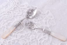 画像3: アンティークシルバー、アンティーク銀器、シルバープレート製　ヴィクトリアン 白蝶貝ハンドル　手彫りのお花　美装飾　ジャムスプーンセット  (3)