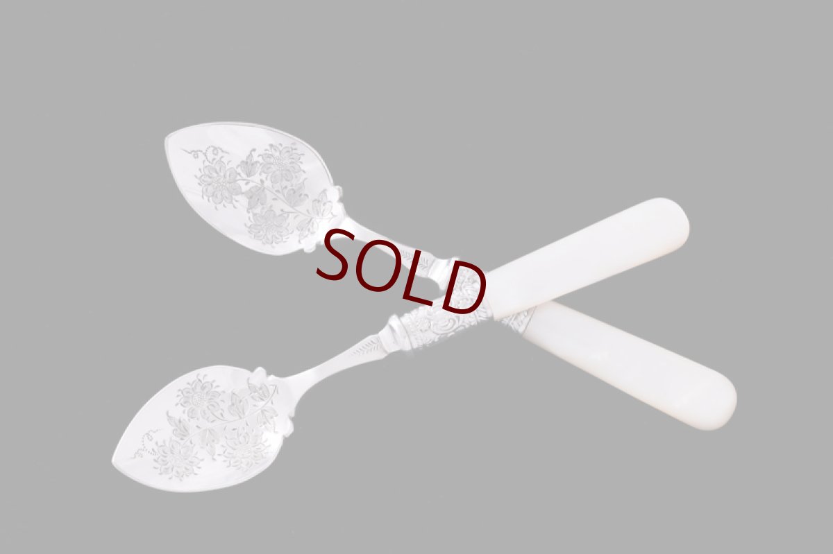 画像2: アンティークシルバー、アンティーク銀器、シルバープレート製　ヴィクトリアン 白蝶貝ハンドル　手彫りのお花　美装飾　ジャムスプーンセット  (2)