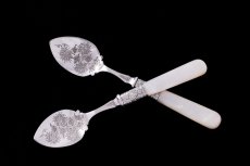 画像2: アンティークシルバー、アンティーク銀器、シルバープレート製　ヴィクトリアン 白蝶貝ハンドル　手彫りのお花　美装飾　ジャムスプーンセット  (2)