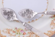 画像5: アンティークシルバー、アンティーク銀器、シルバープレート製　ヴィクトリアン 白蝶貝ハンドル　手彫りのお花　美装飾　ジャムスプーンセット  (5)