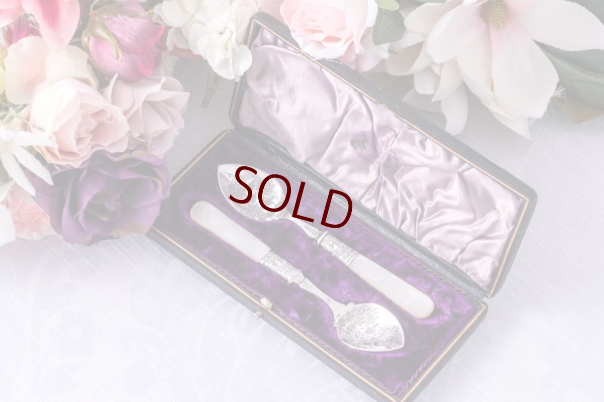 画像1: アンティークシルバー、アンティーク銀器、シルバープレート製　ヴィクトリアン 白蝶貝ハンドル　手彫りのお花　美装飾　ジャムスプーンセット  (1)