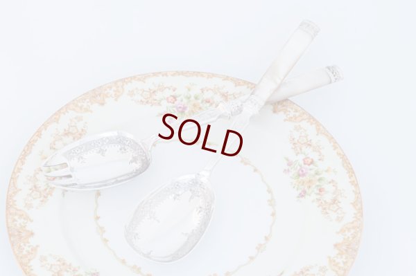 画像2: アンティークシルバー、アンティーク銀器、シルバープレート製　ヴィクトリアン Martin, Hall & Co.白蝶貝ハンドル　手彫り　美装飾　サラダサービングカトラリーセット 