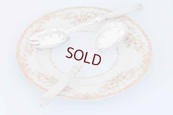 画像3: アンティークシルバー、アンティーク銀器、シルバープレート製　ヴィクトリアン Martin, Hall & Co.白蝶貝ハンドル　手彫り　美装飾　サラダサービングカトラリーセット 