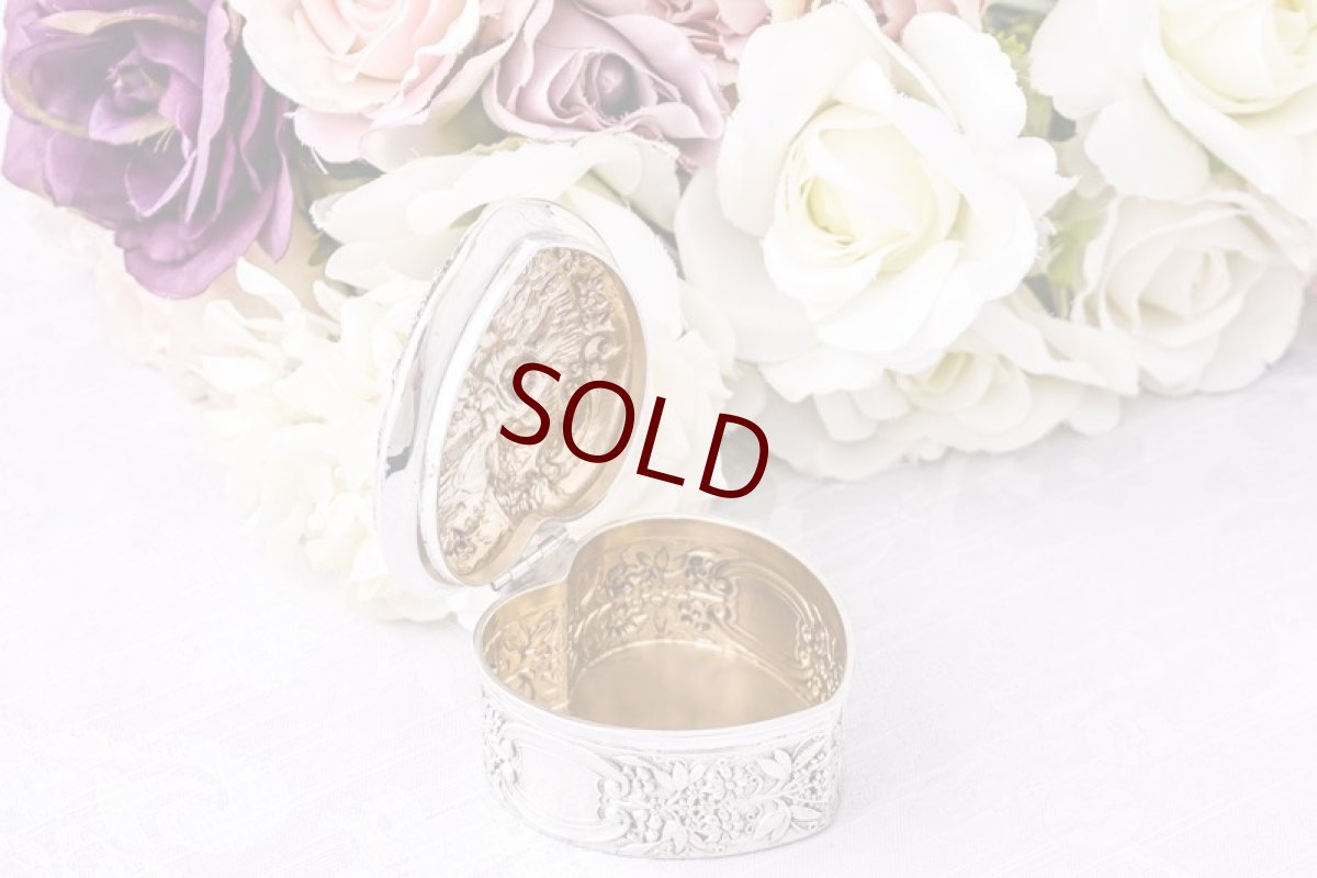 画像7: アンティークシルバー、アンティーク銀器、純銀製（925）マッピン＆ウェッブ　エンジェルの手彫り彫刻　ハート形　ジュエリーケース (7)