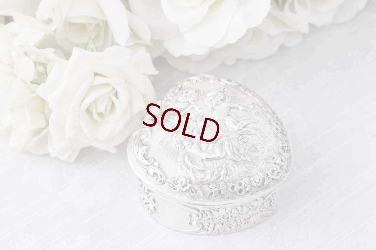 画像3: アンティークシルバー、アンティーク銀器、純銀製（925）マッピン＆ウェッブ　エンジェルの手彫り彫刻　ハート形　ジュエリーケース (3)