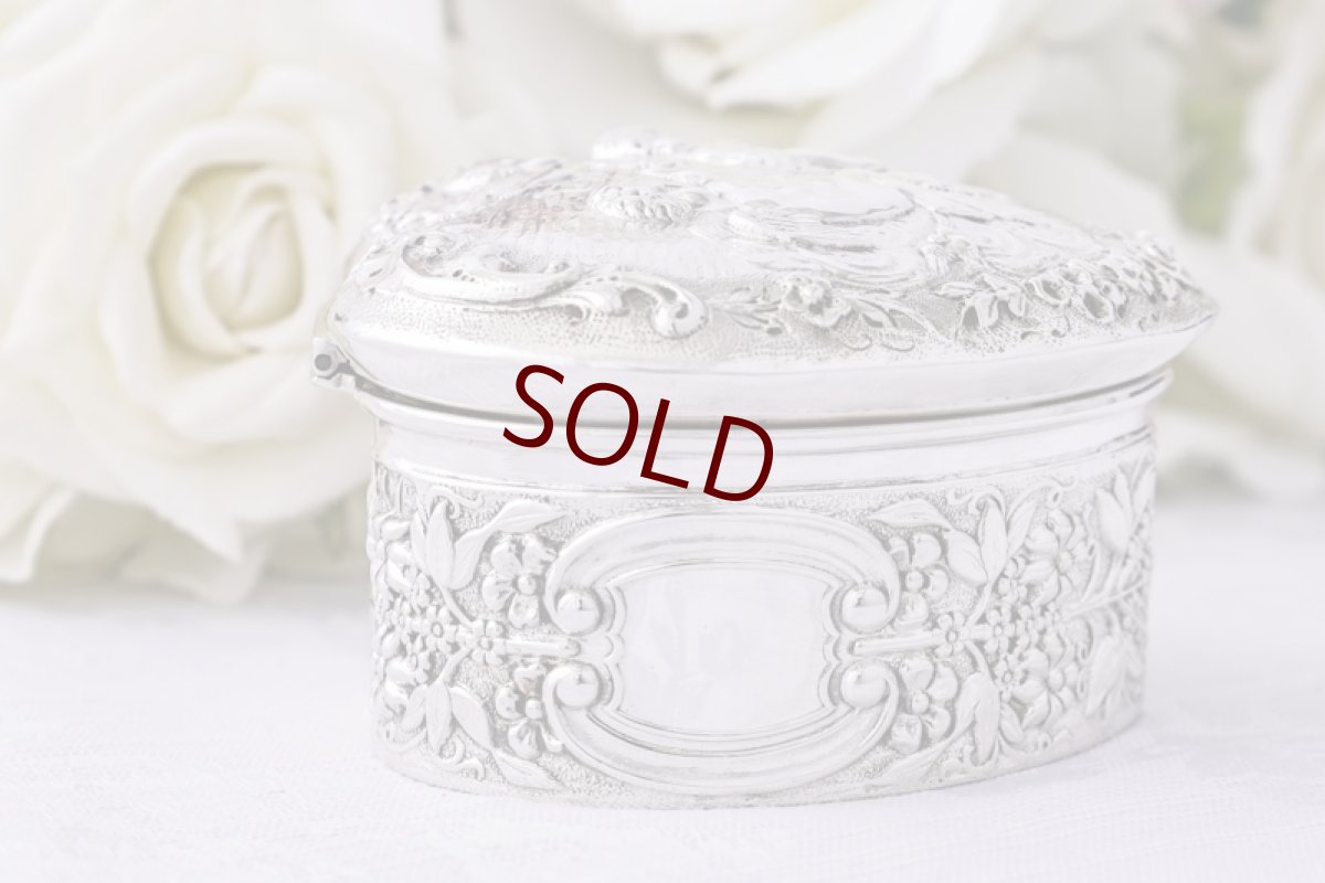 画像5: アンティークシルバー、アンティーク銀器、純銀製（925）マッピン＆ウェッブ　エンジェルの手彫り彫刻　ハート形　ジュエリーケース (5)