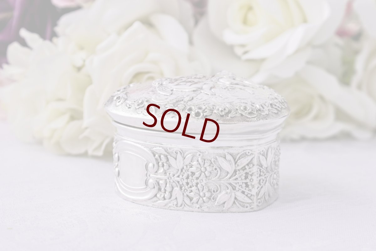 画像6: アンティークシルバー、アンティーク銀器、純銀製（925）マッピン＆ウェッブ　エンジェルの手彫り彫刻　ハート形　ジュエリーケース (6)