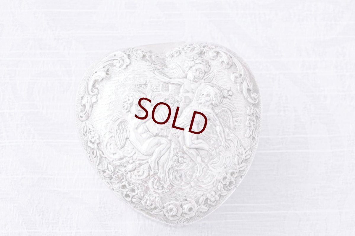 画像1: アンティークシルバー、アンティーク銀器、純銀製（925）マッピン＆ウェッブ　エンジェルの手彫り彫刻　ハート形　ジュエリーケース (1)