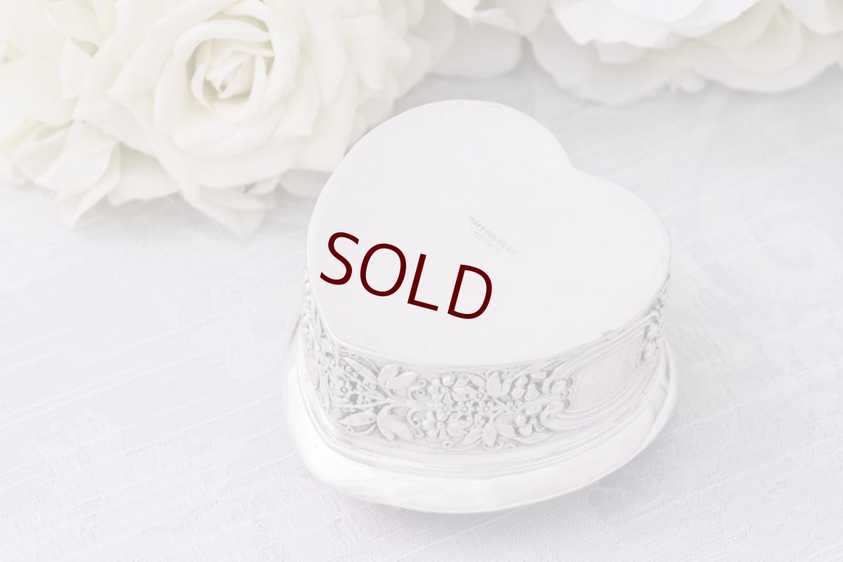 画像10: アンティークシルバー、アンティーク銀器、純銀製（925）マッピン＆ウェッブ　エンジェルの手彫り彫刻　ハート形　ジュエリーケース (10)