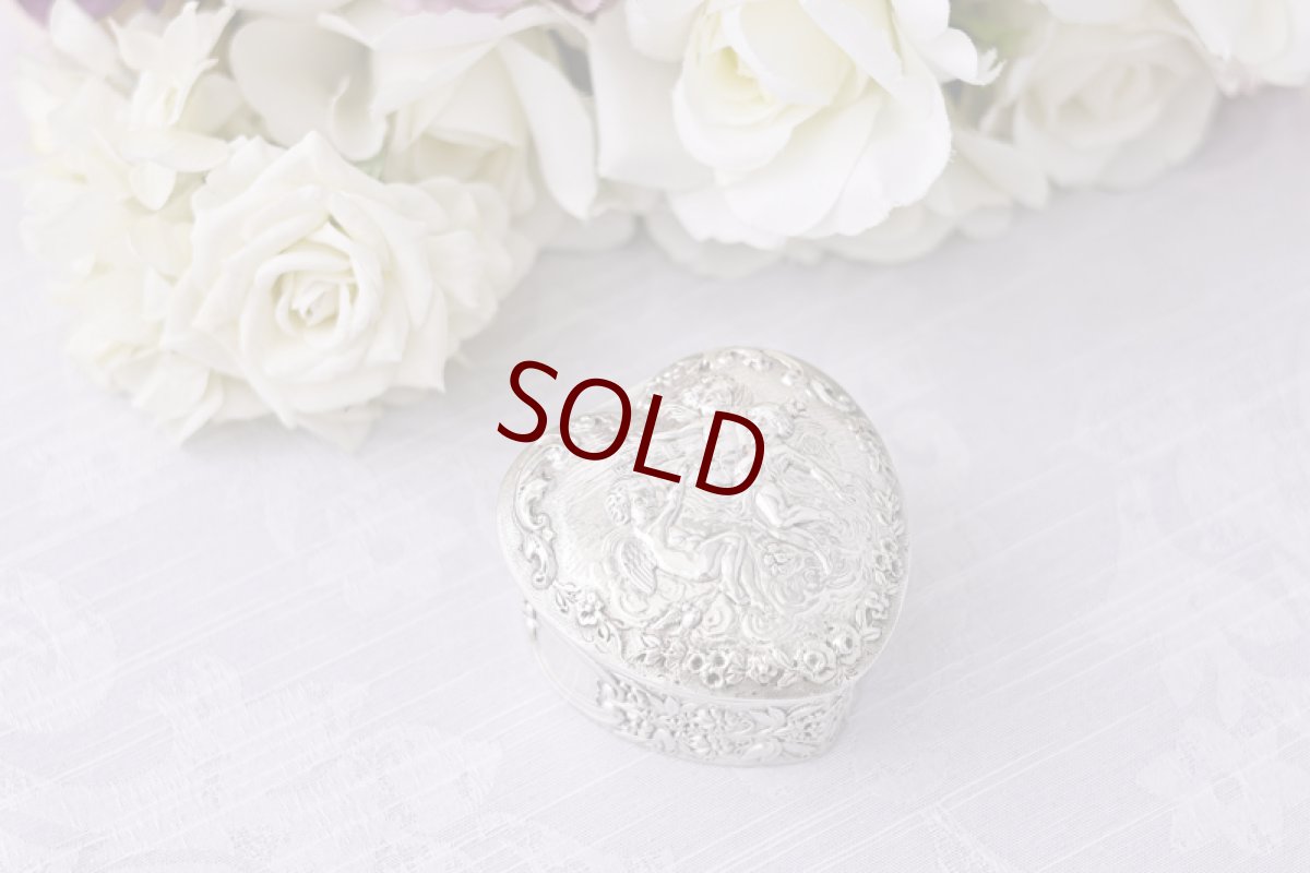 画像9: アンティークシルバー、アンティーク銀器、純銀製（925）マッピン＆ウェッブ　エンジェルの手彫り彫刻　ハート形　ジュエリーケース (9)