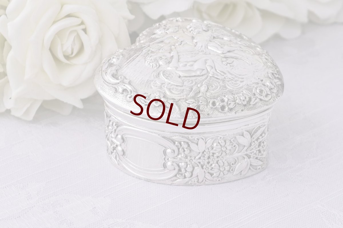 画像4: アンティークシルバー、アンティーク銀器、純銀製（925）マッピン＆ウェッブ　エンジェルの手彫り彫刻　ハート形　ジュエリーケース (4)