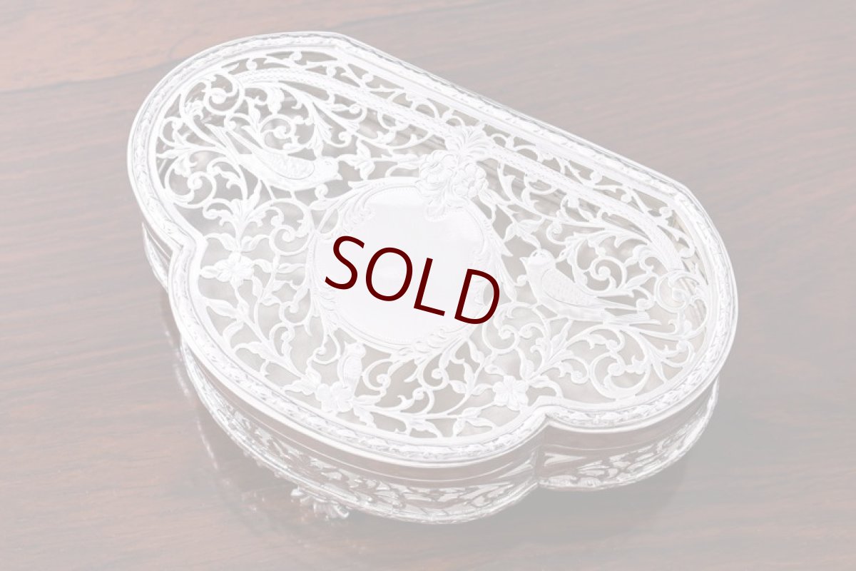 画像2: アンティークシルバー、アンティーク銀器、純銀製（925）1919年  ハンドカット透かし細工 小鳥とお花のポプリケース (2)