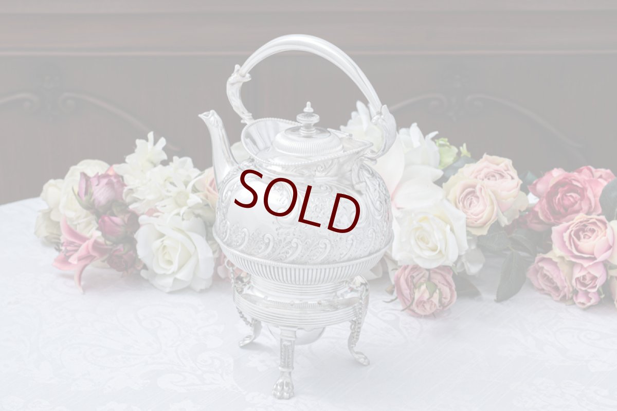 画像2: アンティークシルバー、アンティーク銀器  手彫りお花とスクロール彫刻 バチェラーサイズ　ティーケトル＆スタンド (2)