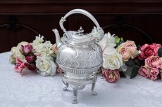 画像2: アンティークシルバー、アンティーク銀器  手彫りお花とスクロール彫刻 バチェラーサイズ　ティーケトル＆スタンド (2)