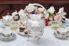 画像11: アンティークシルバー、アンティーク銀器  手彫りお花とスクロール彫刻 バチェラーサイズ　ティーケトル＆スタンド (11)