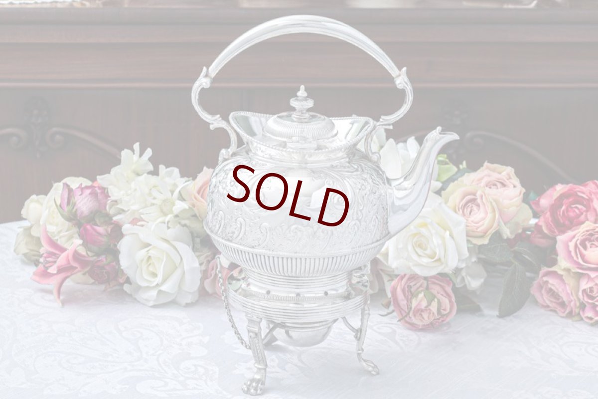 画像4: アンティークシルバー、アンティーク銀器  手彫りお花とスクロール彫刻 バチェラーサイズ　ティーケトル＆スタンド (4)