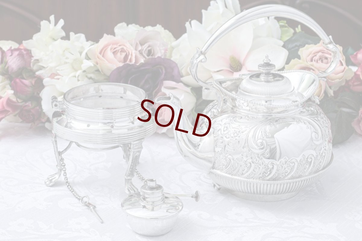 画像10: アンティークシルバー、アンティーク銀器  手彫りお花とスクロール彫刻 バチェラーサイズ　ティーケトル＆スタンド (10)