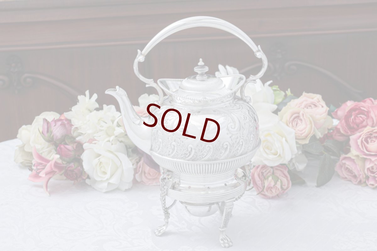 画像1: アンティークシルバー、アンティーク銀器  手彫りお花とスクロール彫刻 バチェラーサイズ　ティーケトル＆スタンド (1)