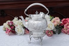 画像1: アンティークシルバー、アンティーク銀器  手彫りお花とスクロール彫刻 バチェラーサイズ　ティーケトル＆スタンド (1)