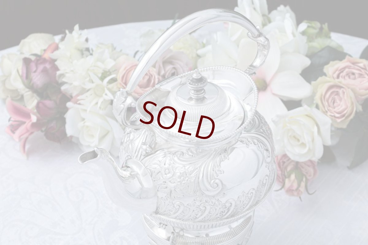 画像7: アンティークシルバー、アンティーク銀器  手彫りお花とスクロール彫刻 バチェラーサイズ　ティーケトル＆スタンド (7)