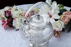 画像7: アンティークシルバー、アンティーク銀器  手彫りお花とスクロール彫刻 バチェラーサイズ　ティーケトル＆スタンド (7)