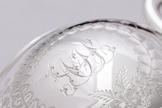 画像10: アンティークシルバー　アンティーク銀器　シルバープレート製　ヴィクトリア時代後期 ハンドエングレービングング　バチェラーサイズ ティー4点セット (10)