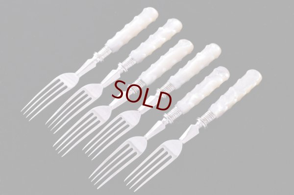 画像9: アンティークシルバー　アンティーク銀器　シルバープレート製　Walker & Hall　白蝶貝ハンドル　手彫り　デザートカトラリー12組セット