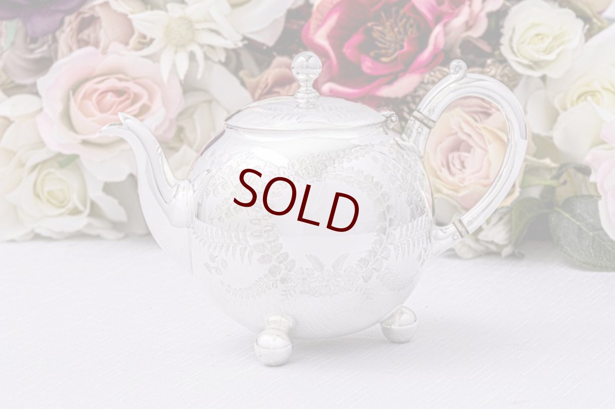 画像2: アンティークシルバー　アンティーク銀器　シルバープレート製　ヴィクトリア時代後期 ハンドエングレービングング　バチェラーサイズ ティー4点セット (2)