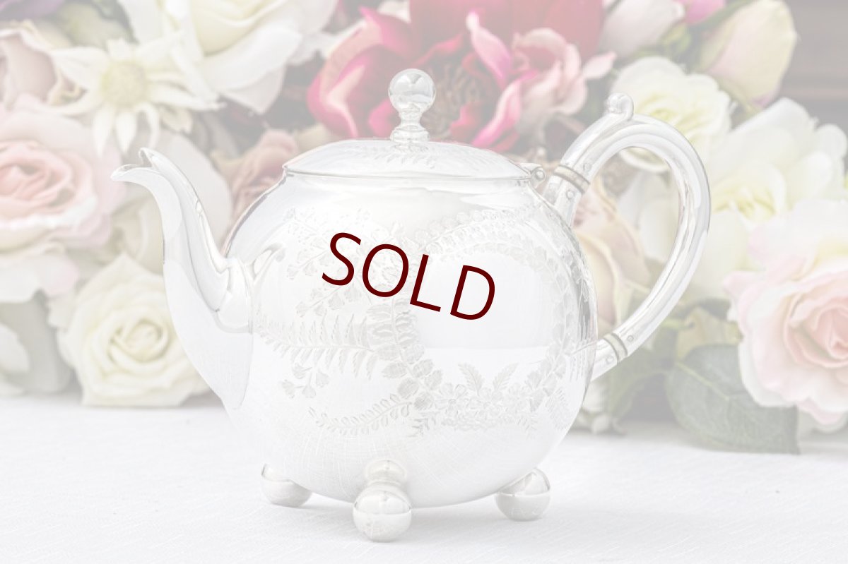 画像4: アンティークシルバー　アンティーク銀器　シルバープレート製　ヴィクトリア時代後期 ハンドエングレービングング　バチェラーサイズ ティー4点セット (4)