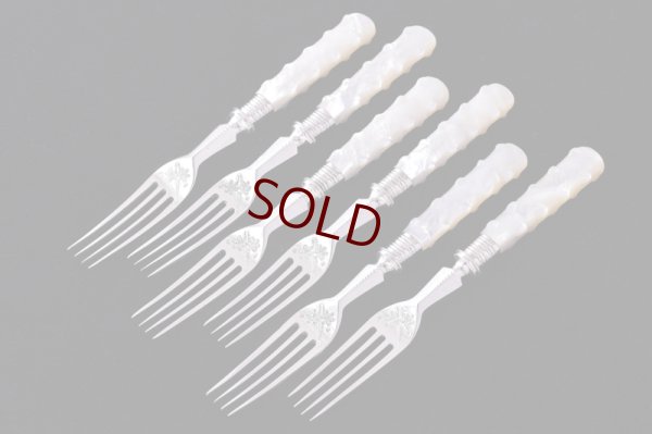 画像8: アンティークシルバー　アンティーク銀器　シルバープレート製　Walker & Hall　白蝶貝ハンドル　手彫り　デザートカトラリー12組セット