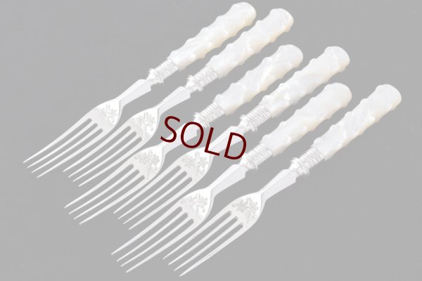 画像6: アンティークシルバー　アンティーク銀器　シルバープレート製　Walker & Hall　白蝶貝ハンドル　手彫り　デザートカトラリー12組セット