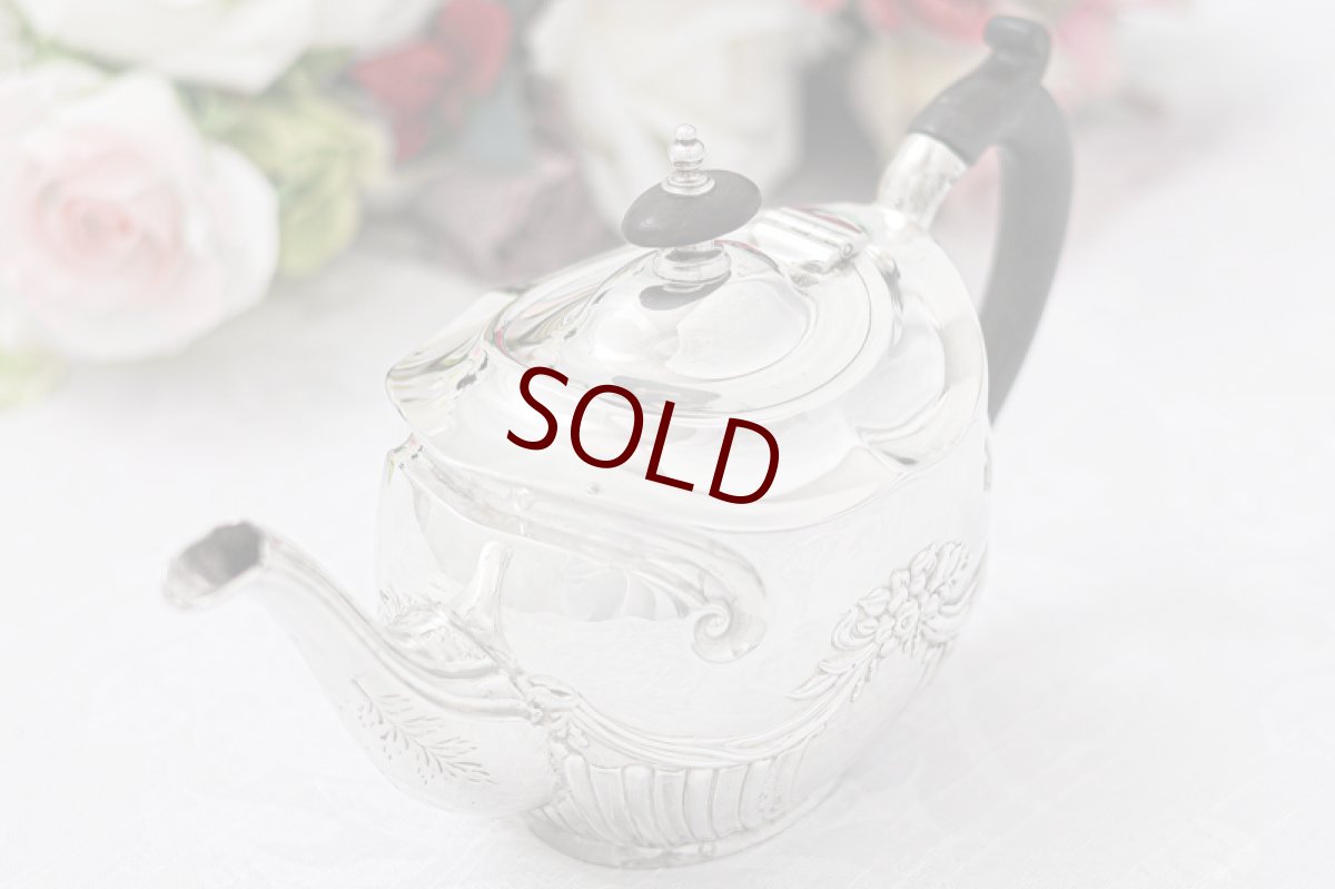 画像2: アンティークシルバー　アンティーク銀器　シルバープレート製 1900-05年　訳あり!　 ハンドチェイシング バチェラーサイズ ティーポット (2)