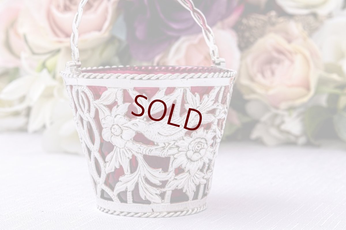 画像4: アンティークシルバー　アンティーク銀器　純銀製(925)　1901年　鳥とお花の透かし細工 クランベリーグラス　小さ目シュガーバスケット  (4)