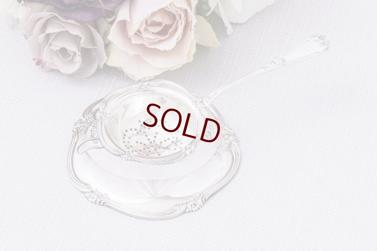 画像2: アンティーク銀器　ヴィンテージシルバー　純銀製(925)　アメリカ製　お花とロココ調スクロールが素敵なスタンド付きティーストレイナー (2)