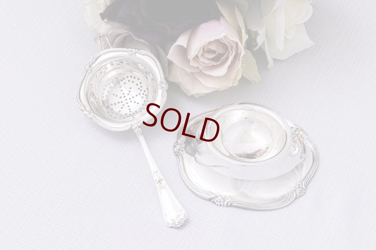 画像4: アンティーク銀器　ヴィンテージシルバー　純銀製(925)　アメリカ製　お花とロココ調スクロールが素敵なスタンド付きティーストレイナー (4)