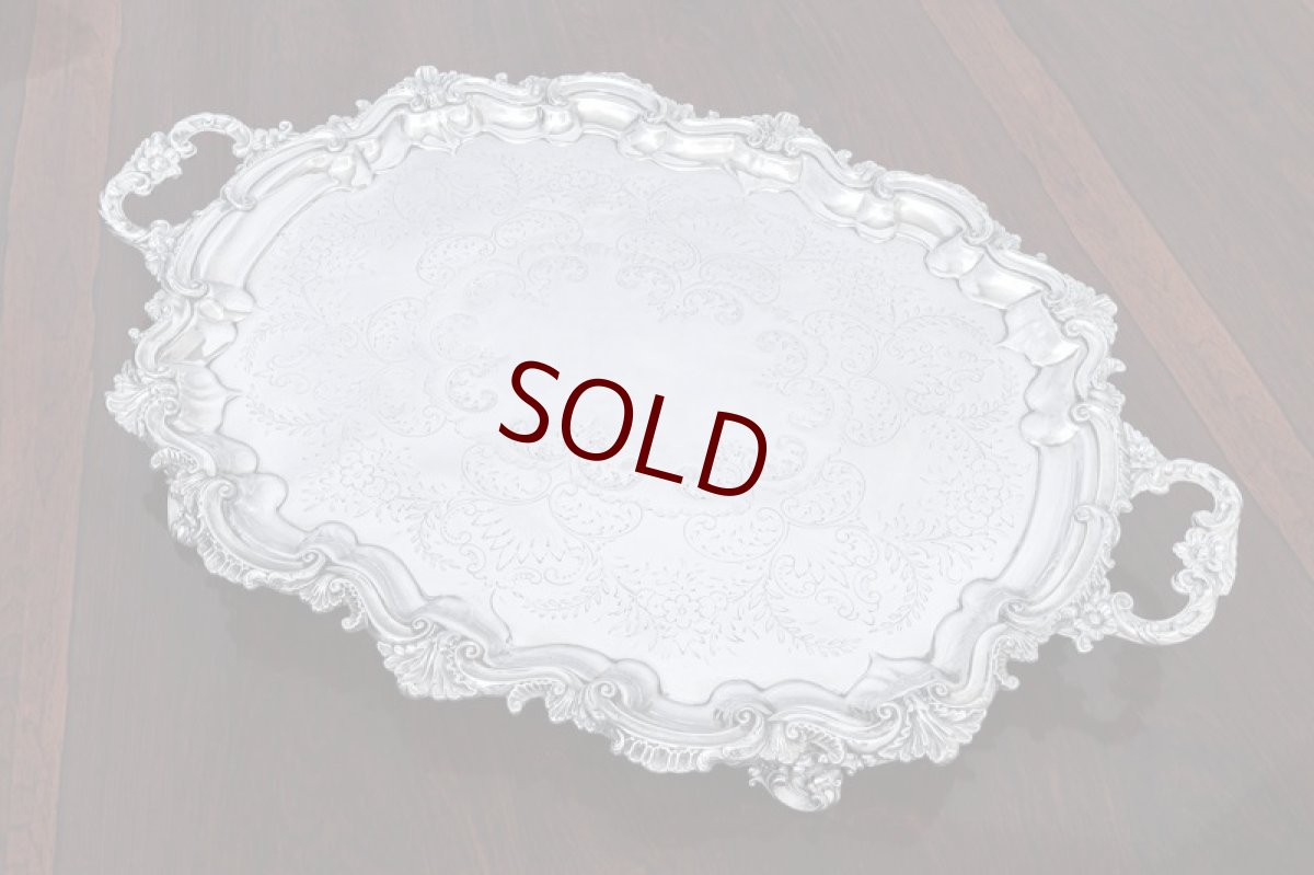 画像1: アンティークシルバー、シルバープレート製  ヴィクトリア時代 ロココ調ボーダー 手彫り脚付き大型トレイ (1)