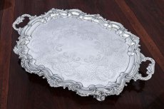 画像1: アンティークシルバー、シルバープレート製  ヴィクトリア時代 ロココ調ボーダー 手彫り脚付き大型トレイ (1)