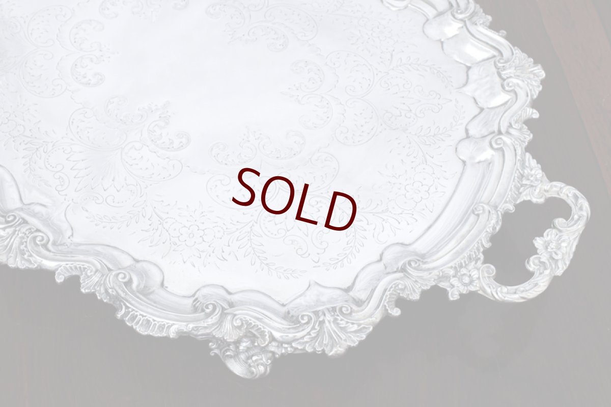 画像5: アンティークシルバー、シルバープレート製  ヴィクトリア時代 ロココ調ボーダー 手彫り脚付き大型トレイ (5)