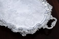 画像5: アンティークシルバー、シルバープレート製  ヴィクトリア時代 ロココ調ボーダー 手彫り脚付き大型トレイ (5)