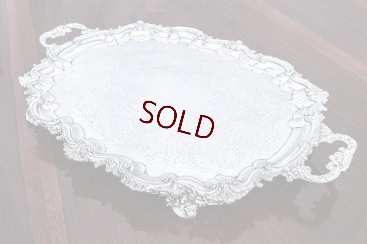 画像2: アンティークシルバー、シルバープレート製  ヴィクトリア時代 ロココ調ボーダー 手彫り脚付き大型トレイ (2)