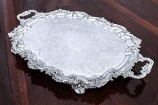 画像2: アンティークシルバー、シルバープレート製  ヴィクトリア時代 ロココ調ボーダー 手彫り脚付き大型トレイ (2)