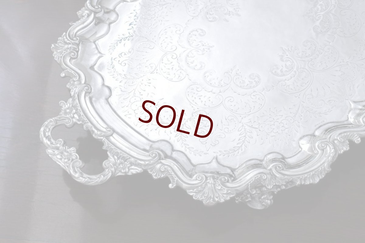 画像4: アンティークシルバー、シルバープレート製  ヴィクトリア時代 ロココ調ボーダー 手彫り脚付き大型トレイ (4)