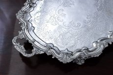 画像4: アンティークシルバー、シルバープレート製  ヴィクトリア時代 ロココ調ボーダー 手彫り脚付き大型トレイ (4)