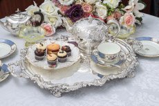 画像6: アンティークシルバー、シルバープレート製  ヴィクトリア時代 ロココ調ボーダー 手彫り脚付き大型トレイ (6)