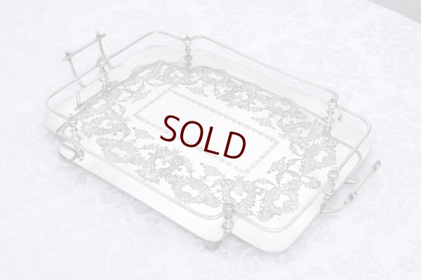 画像2: アンティークシルバー、シルバープレート製  ヴィクトリア時代  ハイヴィクトリアン　エンボス　縁ガード付き 大型トレイ