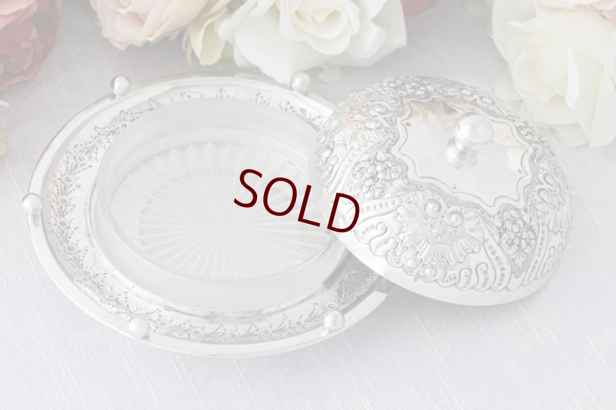 画像2: アンティークシルバー アンティーク銀器 シルバープレート製  Martin,Hall 1888年 ヴィクトリアン フロステッドハンドカットグラス お花の打ち出し彫刻 バターディッシュ (2)