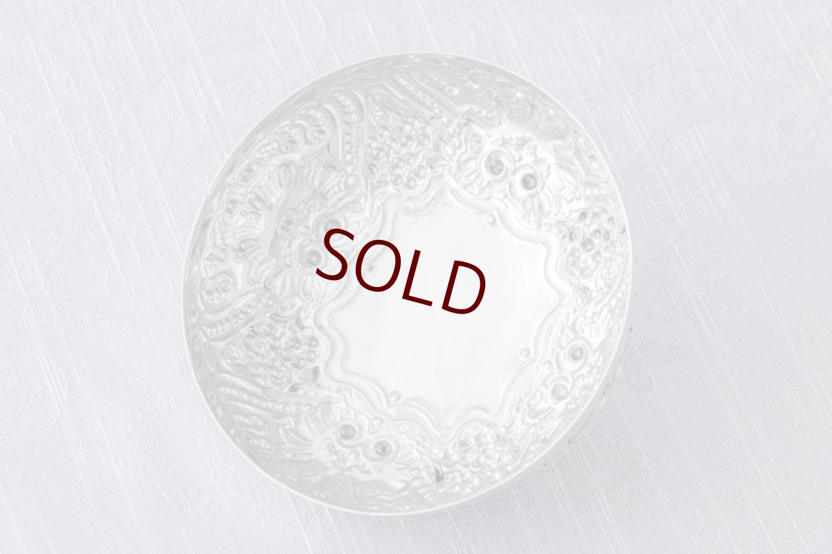 画像7: アンティークシルバー アンティーク銀器 シルバープレート製  Martin,Hall 1888年 ヴィクトリアン フロステッドハンドカットグラス お花の打ち出し彫刻 バターディッシュ (7)