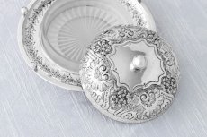 画像3: アンティークシルバー アンティーク銀器 シルバープレート製  Martin,Hall 1888年 ヴィクトリアン フロステッドハンドカットグラス お花の打ち出し彫刻 バターディッシュ (3)